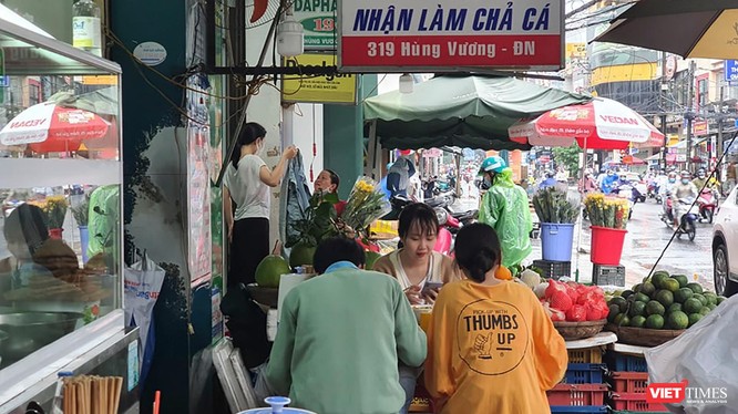 Hàng quán được phục vụ tại chỗ, người dân Đà Nẵng thoải mái đi ăn sáng