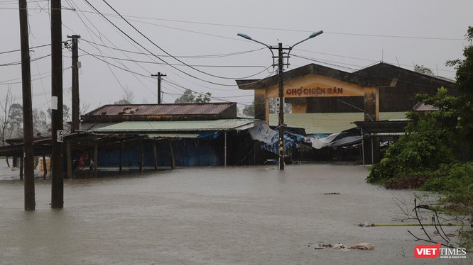 Nước lũ lên nhanh, khiến nhiều khu dân cư ở Quảng Nam bị ngập sâu trong nước