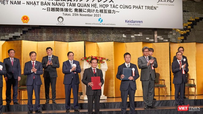 Chủ tịch Hội đồng trường ĐH Đông Á và đại diện Tập đoàn H.I.S tại lễ ký kết dưới sự chứng kiến của Thủ trướng Phạm Minh Chính 