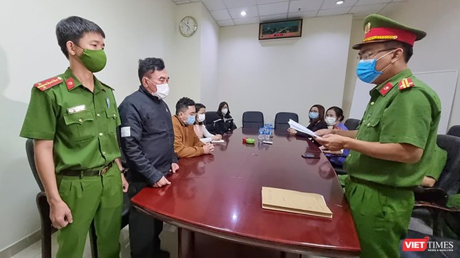 Cơ quan Công an tống đạt quyết định khởi tố vụ án, khởi tố bị can, bắt tạm giam 4 tháng và thực hiện khám xét nơi làm việc của ông Nguyễn Quang Trung - Tổng Giám đốc Công ty CP Đầu tư phát triển nhà Đà Nẵng.
