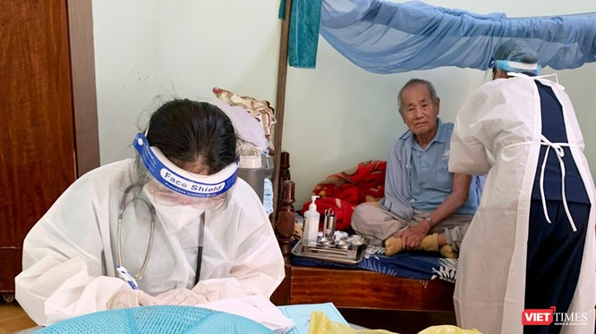 Lực lượng y tế Đà Nẵng tiêm vaccine phòng COVID-19 tại nhà cho người dân