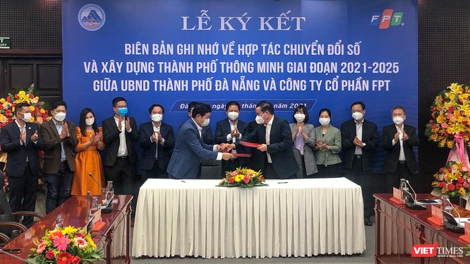 Ông Lê Trung Chinh - Chủ tịch UBND TP Đà Nẵng và ông Trương Gia Bình - Chủ tịch Công ty CP FPT tại lễ ký kết