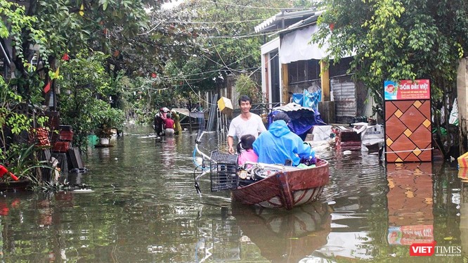 Người dân ở phường Phước Hòa (khu vực ven sông Tam Kỳ, TP Tam Kỳ, Quảng Nam) phải đi lại bừng xuồng trong sáng ngày 28/12 do mưa lớn kéo dài