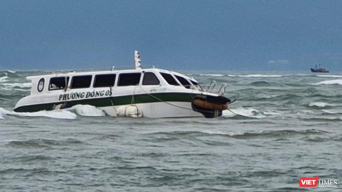 Tàu du lịch QNa1152 bị nạn trên biển Cửa Đại (Hội An) đang được trục vớt vào bờ