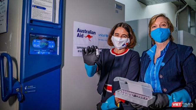 Đại sứ Robyn Mudie và Trưởng đại diện UNICEF Rana Flowers tham quan lô vaccine Pfizer do Australia tài trợ được vận chuyển tới Hà Nội (ảnh ĐSQ Australia)