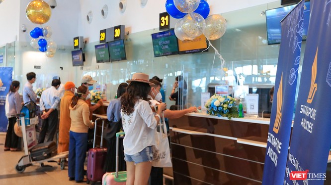 Những hành khách đầu tiên check-in trên chuyến bay quốc tế Đà Nẵng đi Singapore trong sáng ngày 27/3