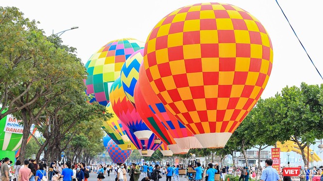 Du khách tham dự lễ hội khinh khí cầu tại Đà Nẵng