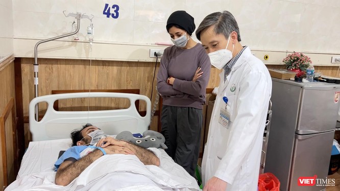 PGS.TS Nguyễn Mạnh Khánh thăm bệnh nhân sau ca phẫu thuật