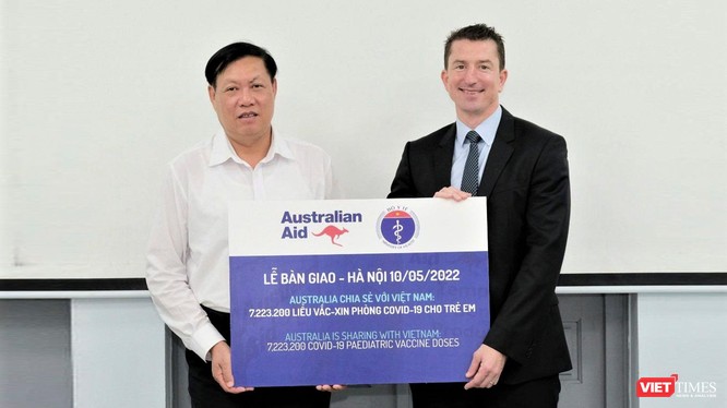Thứ trưởng Bộ Y tế Đỗ Xuân Tuyên và Phó Đại sứ Mark Tattersall chính thức xác nhận 7.223.200 liều vaccine do Australia hỗ trợ Việt Nam cho chương trình tiêm chủng ngừa COVID-19 cho trẻ em.