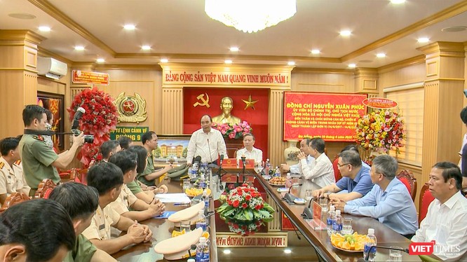 Chủ tịch nước Nguyễn Xuân Phúc phát biểu tại chuyến thăm Phòng Cảnh vệ miền Trung (Bộ Tư lệnh Cảnh vệ) đóng tại Đà Nẵng nhân kỷ niệm 5 năm ngày thành đơn vị