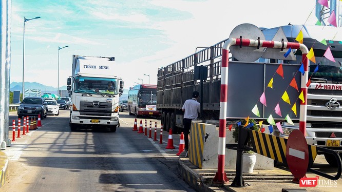 Trạm thu phí trên cao tốc Đà Nẵng - Quảng Ngãi ùn tắc trong ngày đầu áp dụng thu phí không dừng