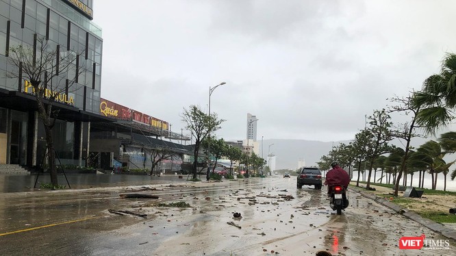 Đường Hoàng Sa (quận Sơn Trà, TP Đà Nẵng) sau bão Noru