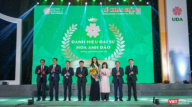 ĐH Đông Á trao danh hiệu Đại sứ Hoa Anh Đào đến Hoa hậu H’Hen Niê vì hành trình nghị lực, cùng những câu chuyện truyền cảm hứng của H’Hen Niê đến sinh viên