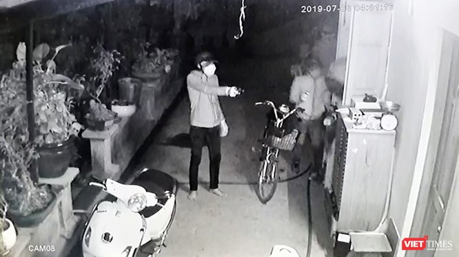 Ảnh cắt từ camera ghi lại nhóm trộm đột nhập vào nhà dân ở Củ Chi.