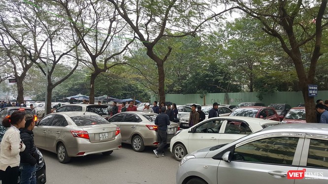 Đoàn taxi công nghệ tổ chức tuần hành rồi tập trung tại trụ sở của Grab Việt Nam vào sáng 15/1 vừa qua.