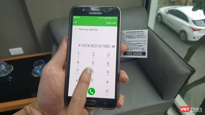 Hàng ngàn người dân đổ xô đi nạp thẻ điện thoại trước ngày hạn mức khuyến mại giảm chỉ còn 20%. Ảnh: Việt Anh