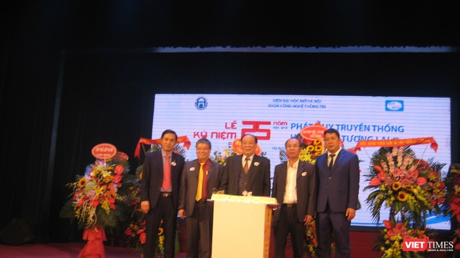 5 thế hệ lãnh đạo của Khoa CNTT Viện Đại học Mở Hà Nội. GS Thái Thanh Sơn (đứng giữa), trưởng khoa đầu tiên. TS Trương Tiến Tùng (bên trái), Viện trưởng Viện Đại học Mở Hà Nội