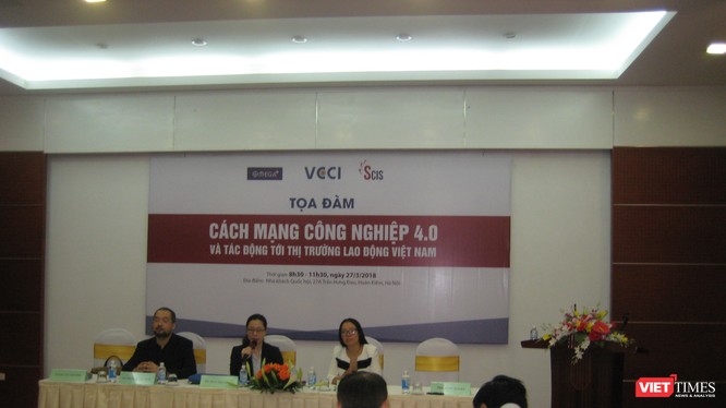 Bà Trần Thị Lan Anh - Phó Tổng thư ký VCCI kiêm Giám đốc Văn phòng giới sử dụng lao động chủ trì buổi tọa đàm