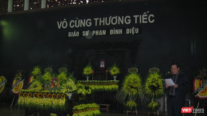 GS TS Nguyễn Hữu Đức - Phó Giám đốc Đại học Quốc gia Hà Nội đọc điếu văn tại lễ tang GS TS Phan Đình Diệu