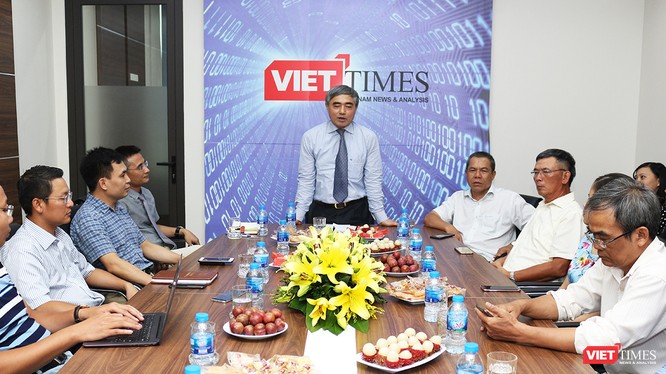 Ông Nguyễn Minh Hồng - Chủ tịch Hội Truyền thông số Việt Nam phát biểu với cán bộ, phóng viên, biên tập viên VietTimes