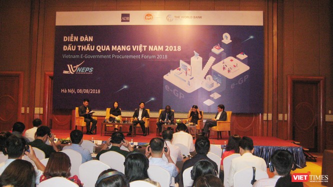 Giao lưu giữa các khách mời với đại biểu tham dự Diễn đàn Đấu thầu qua mạng Việt Nam 2018