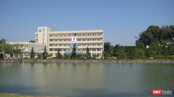 Khu giảng đường chính của ICTU bên một hồ nước nhân tạo.