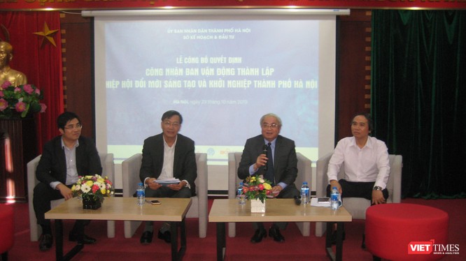 Nguyên Bộ trưởng Hoàng Văn Phong cùng các diễn giả trong phần giao lưu tại hội thảo
