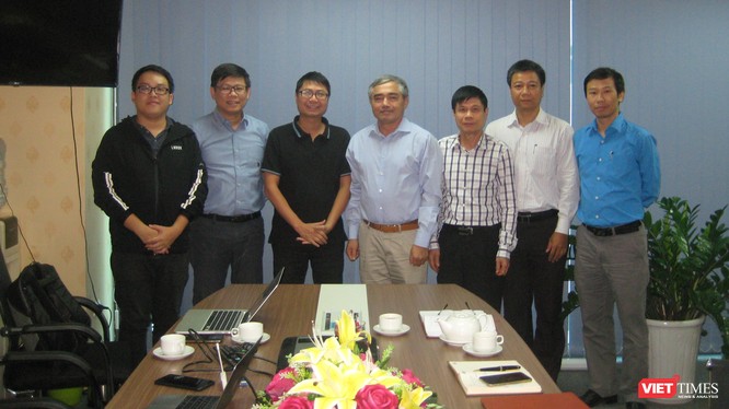 TS Nguyễn Minh Hồng - Chủ tịch Hội Truyền thông Số Việt Nam chụp ảnh kỷ niệm cùng các chuyên gia tham dự buổi thảo luận.