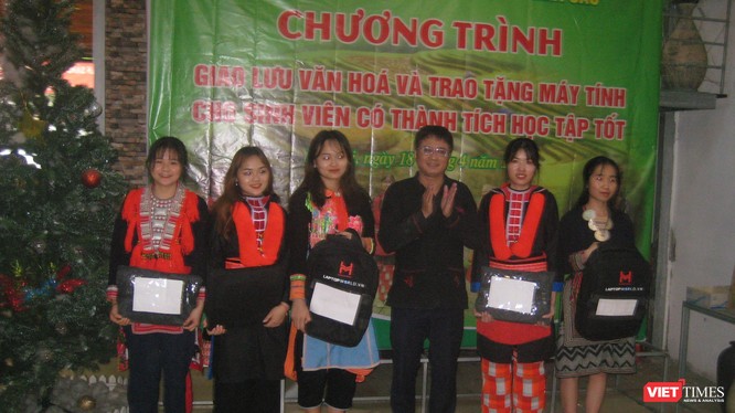 TS Bàn Tuấn Năng và đại diện các sinh viên được trao tặng máy tính