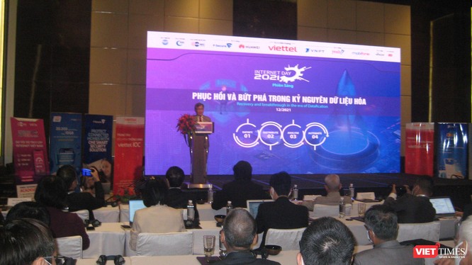 Ông Vũ Hoàng Liên - Chủ tịch Hiệp hội Internet Việt Nam phát biểu khai mạc hội thảo
