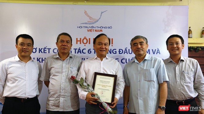Chủ tịch VDCA Nguyễn Minh Hồng và Tổng thư ký Lê Đức Sảo trao bằng chứng nhận hội viên cho Công ty Cổ phần Dược phẩm Việt Nam