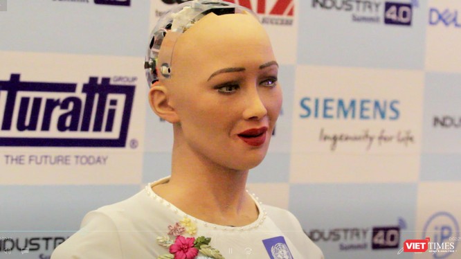 Robot Sophia trả lời phỏng vấn báo chí Việt Nam