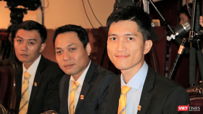 Các thành viên ngân hàng Nam Á tại lễ trao giải thưởng Chuyển đổi Số