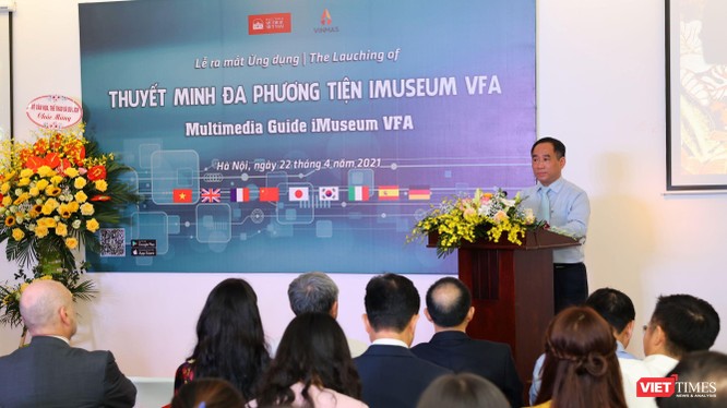 Du khách trải nghiệm ứng dụng iMuseum VFA tại Bảo tàng Mỹ thuật Việt Nam