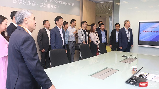 Ông Nguyễn Minh Hồng và một số lãnh đạo doanh nghiệp hội viên VDCA tại trụ sở Huawei