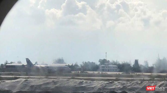 Hình ảnh chụp từ cửa sổ máy bay VN 7344 vừa hạ cánh nhầm đường băng đang xây tại CXR. (Ảnh: V.T)