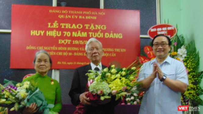 Bí thư Thành ủy đã trao tặng huy hiệu 70 năm tuổi Đảng cho vợ chồng Đảng viên lão thành Nguyễn Đình Hương – Trương Thị Xin.