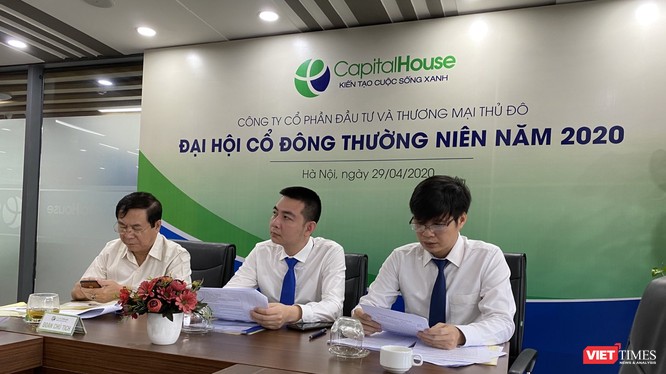Ông Nguyễn Trung Thành (giữa) trong phiên ĐHĐCĐ mới đây của CapitalHouse.
