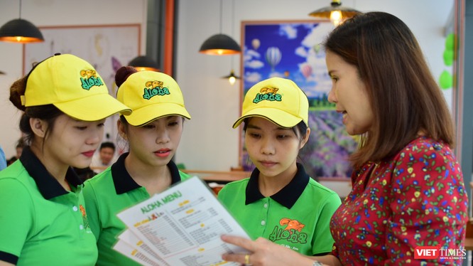 Bà Phạm Thị Thanh Phượng - CEO Aloha trao đổi với đội ngũ nhân sự 