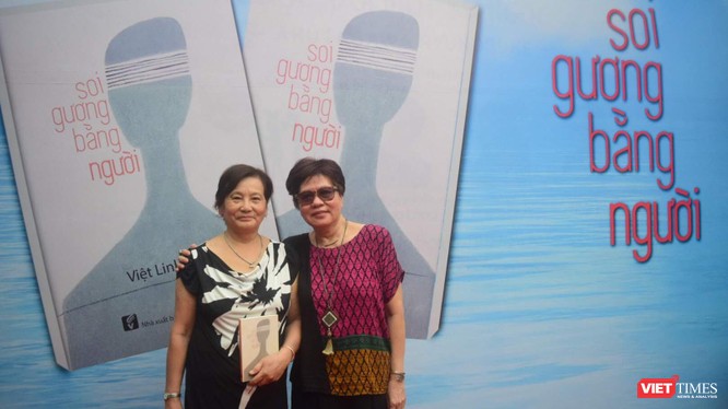 Nhà văn Dạ Ngân đến chúc mừng đạo diễn Việt Linh 