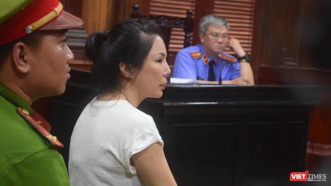 Bị cáo Vũ Thụy Hồng Ngọc đã thuê chém chồng - bác sĩ Chiêm Quốc Thái với giá 1 tỷ đồng 