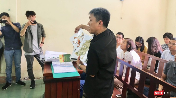 Họa sĩ Lê Linh trình bày trước Hội đồng xét xử tại phiên tòa sáng nay 20/8 