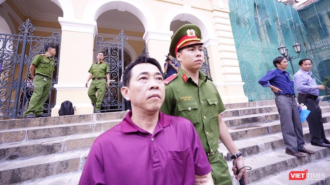 Bị cáo Nguyễn Minh Hùng – nguyên Chủ tịch HĐQT, TGĐ VN Pharma rời tòa sau phiên xử chiều 24/9
