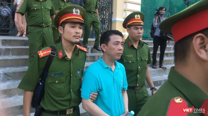 Bị cáo Nguyễn Minh Hùng rời tòa sau phiên xử chiều 25/9 