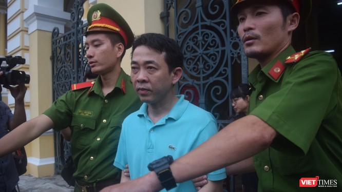 Bị cáo Nguyễn Minh Hùng bị áp tải tại tòa.
