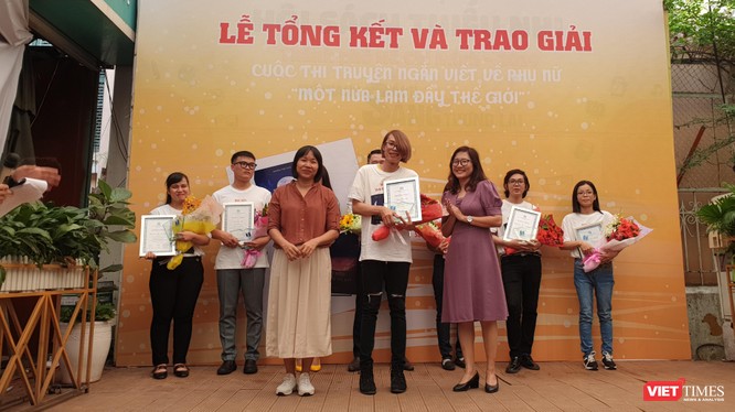 Nhà văn Nguyễn Ngọc Tư (bên trái) xuất hiện tại TP.HCM trao giải cho các cây viết "Một nửa làm đầy thế giới" 