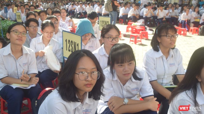 Học sinh trường THPT chuyên Lê Hồng Phong (Ảnh: Hòa Bình) 