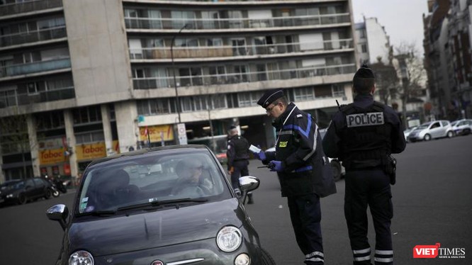 Chỉ còn cảnh sát Pháp trên đường phố, toàn bộ người dân được yêu cầu ở trong nhà (Ảnh: TV5 Monde)