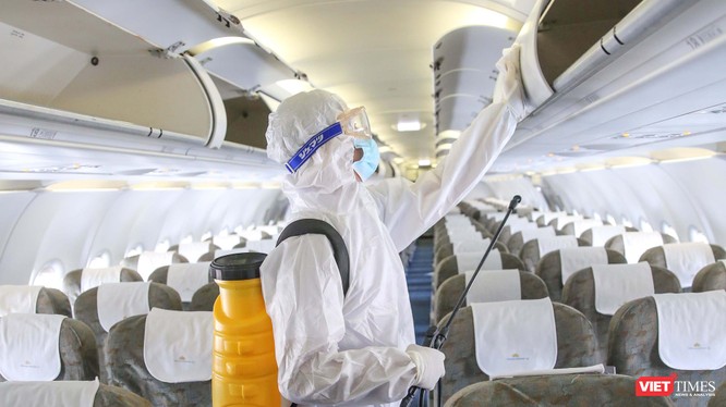 Khử trùng máy bay phòng chống nguy cơ lây nhiễm dịch bệnh do virus Corona gây ra tại Tân Sơn Nhất (Ảnh: Hoàng Triều)