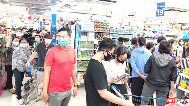 Chiều 31/3, rất đông khách đã phải xếp hàng dài chờ rất lâu trong siêu thị chờ thanh toán (Ảnh: Hòa Bình) 